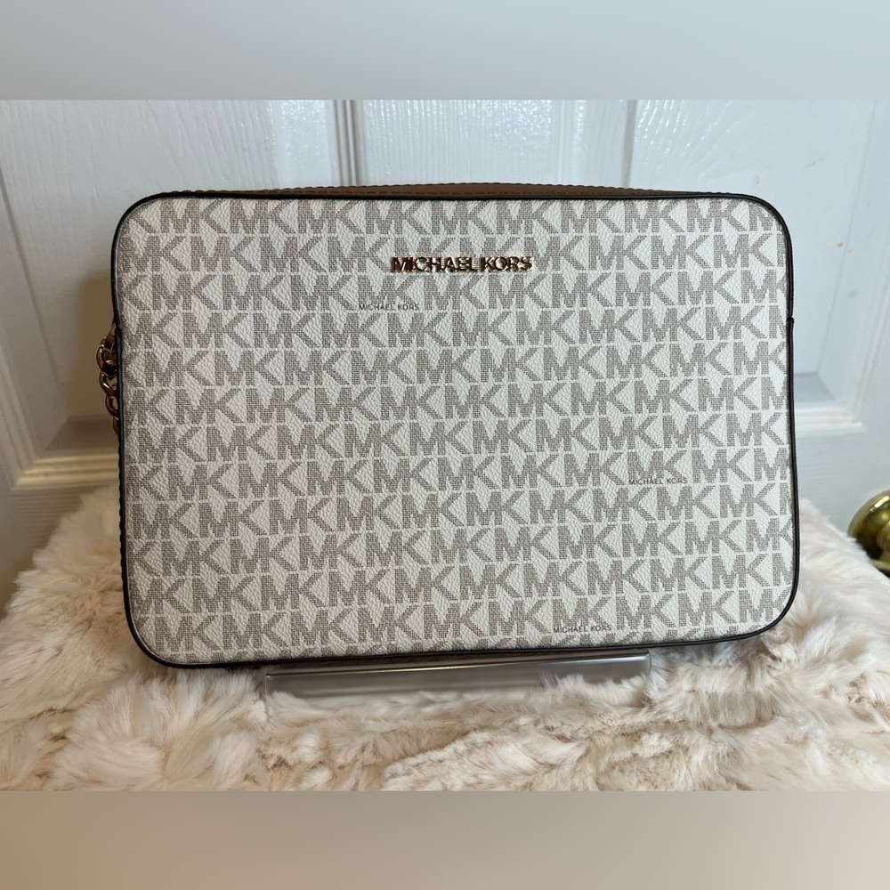 MICHAEL KORS WOMEN’S JET SET EAST WEST CROSSBODY HANDBAG. NEW WITH TAGS.